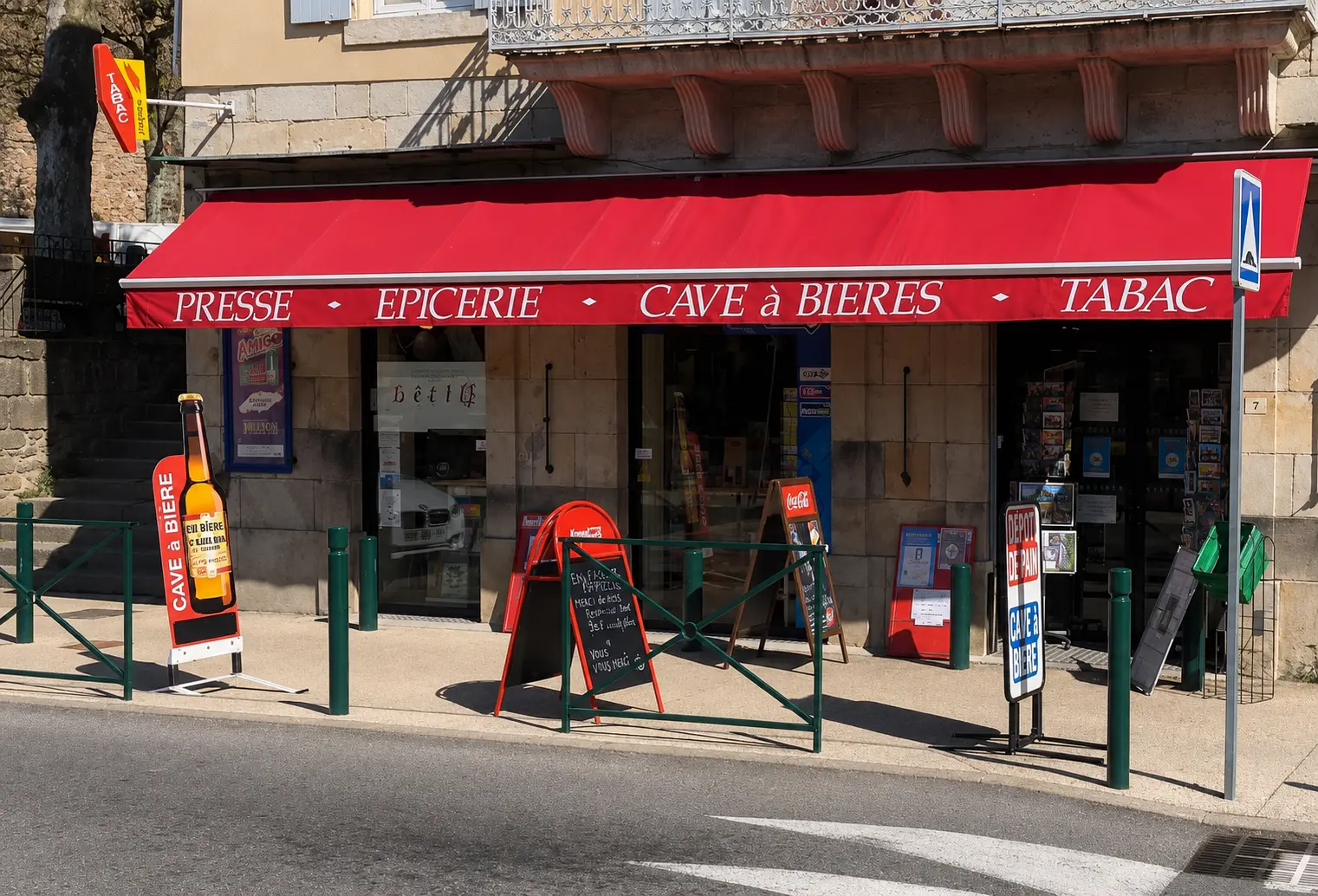 La devanture du Tabac de Largentière sous son auvent rouge
