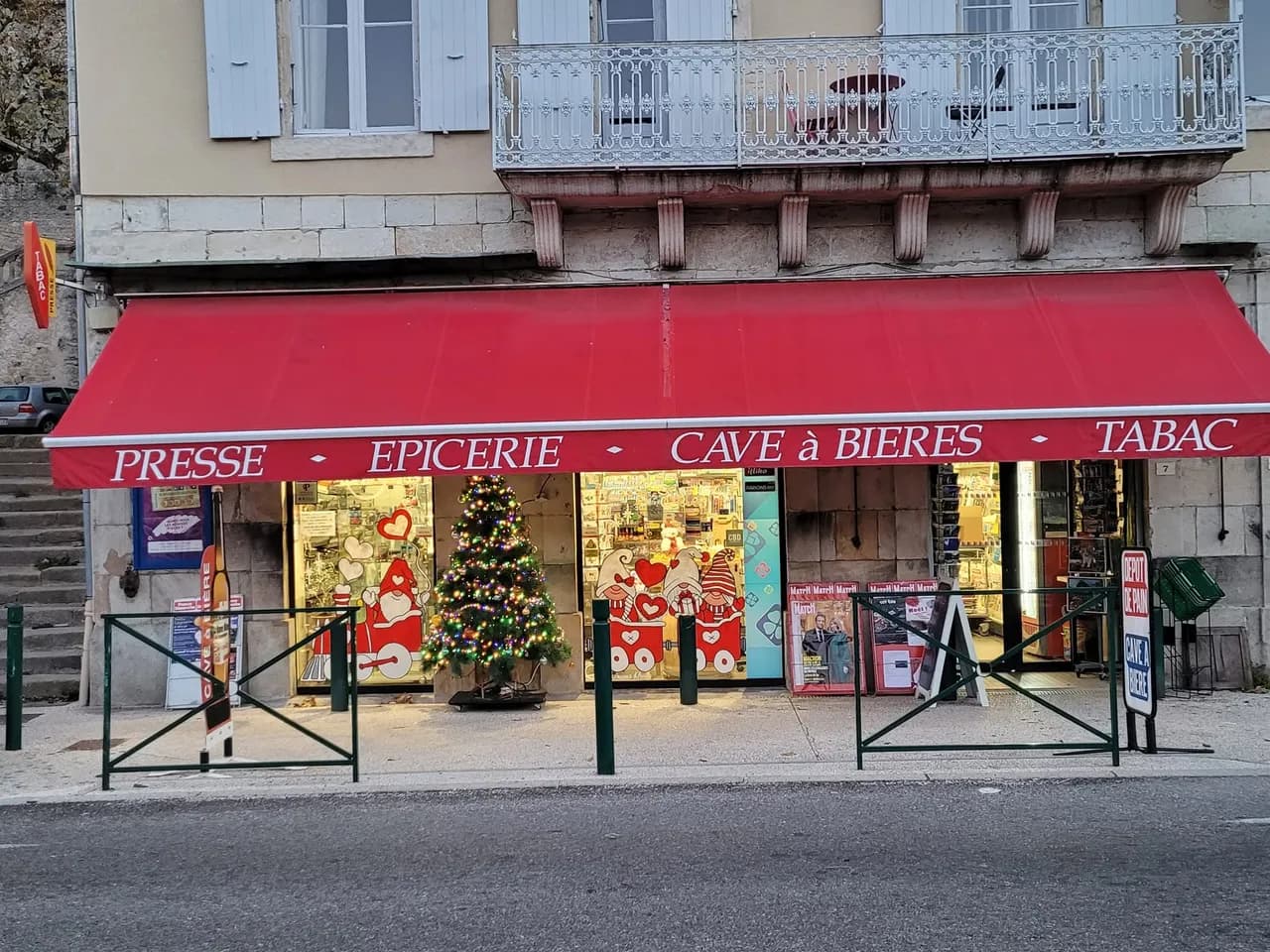 La devanture illuminée du magasin en hiver